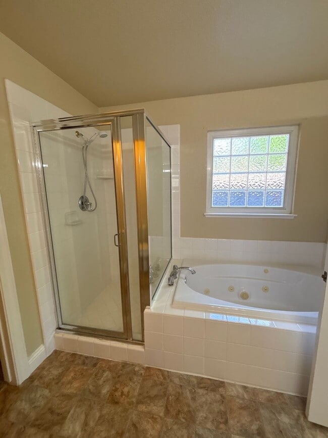 Building Photo - Central Roseville Single Story, 3 Bedroom, 2 Bath, 2 Car Garage Close to schools & Shopping