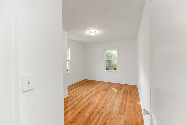Building Photo - Pet friendly 3bed/1.5bath