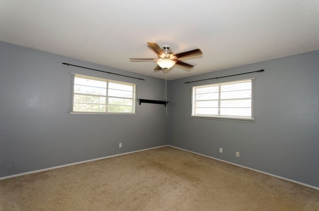 Building Photo - Super cute 3 bedroom, 2 bath home in the s...