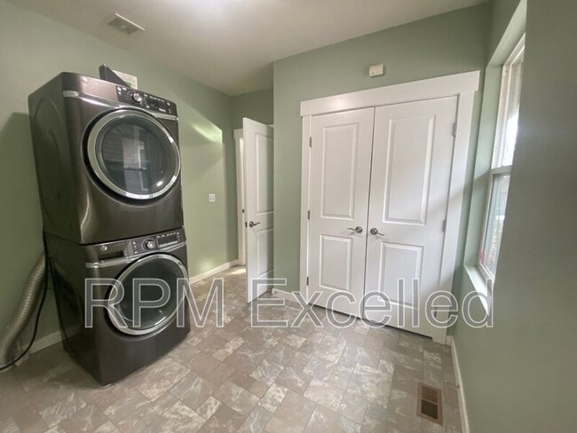 Building Photo - 3714 E I St