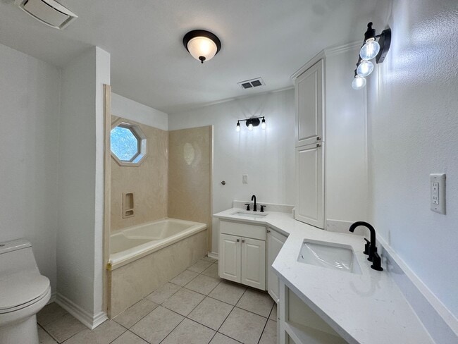 Building Photo - 627 W 2nd St