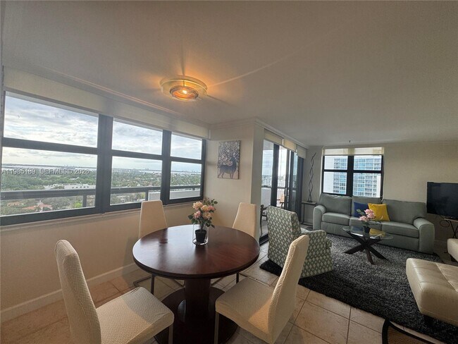 Building Photo - 2555 Collins Ave