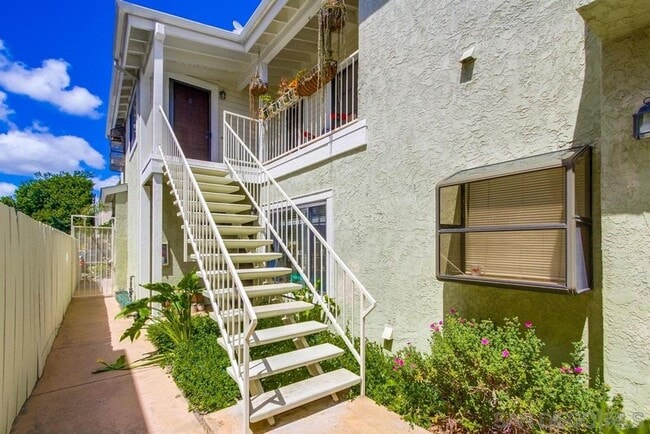 Building Photo - Light, Bright + Airy 2 Bed, 2 Bath Second Floor Condo in Highly Desirable Hillcrest!