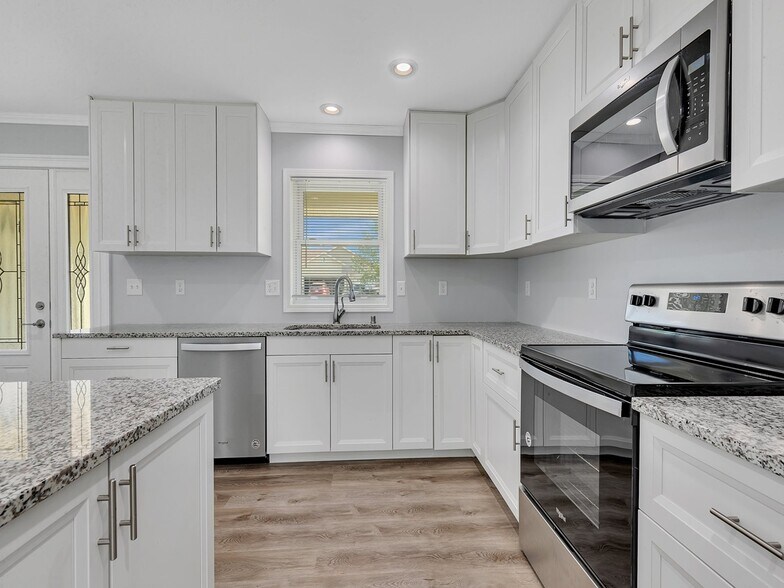 Building Photo - 980 Acacia Dr S