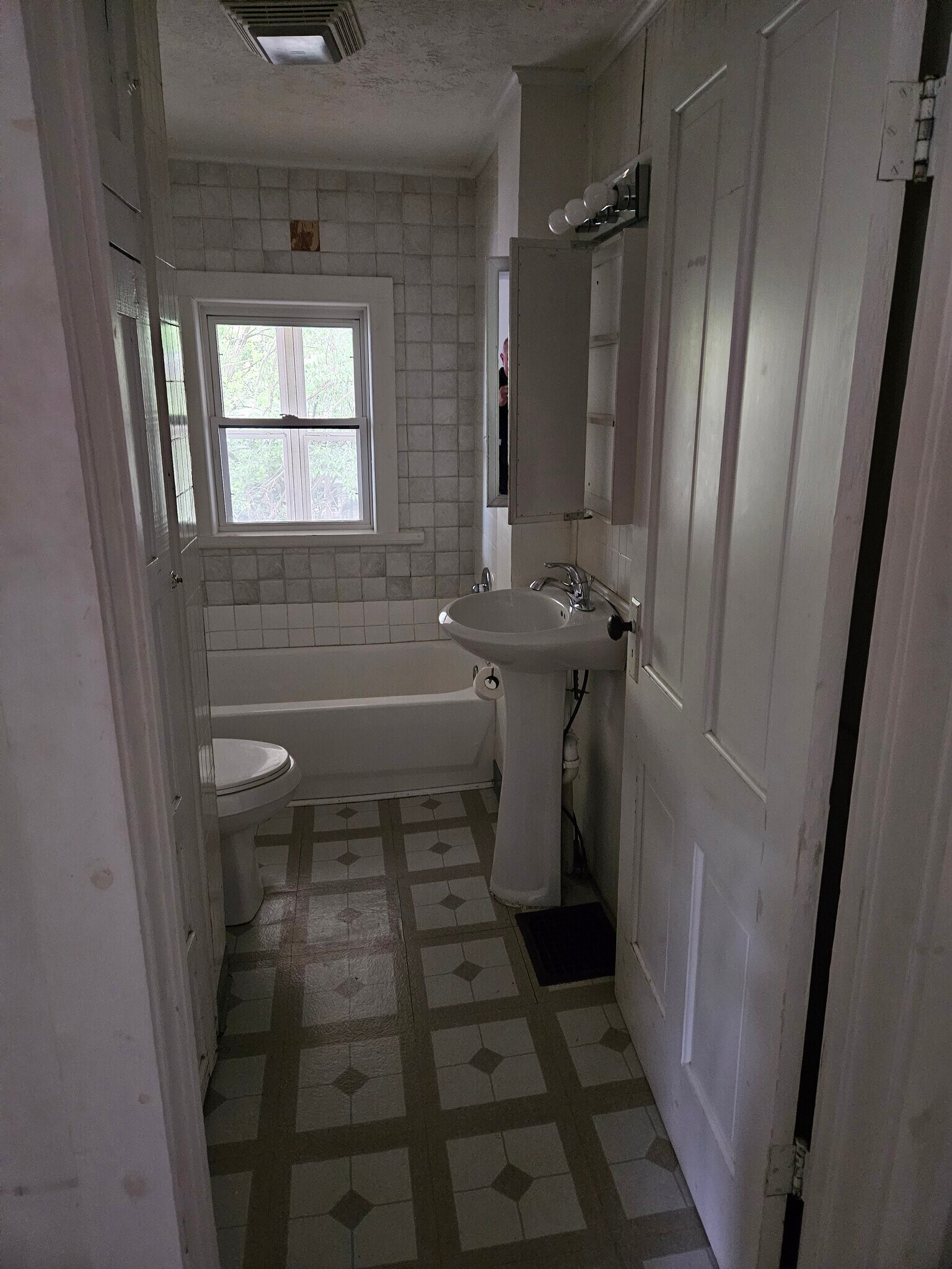 Building Photo - 506 E Hillside Dr