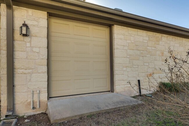 Building Photo - 132 Lakeway Dr