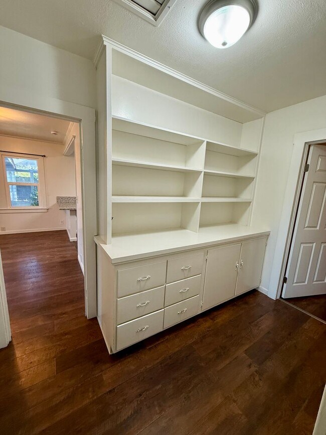 Building Photo - 3 Bedroom 1 Bath House!