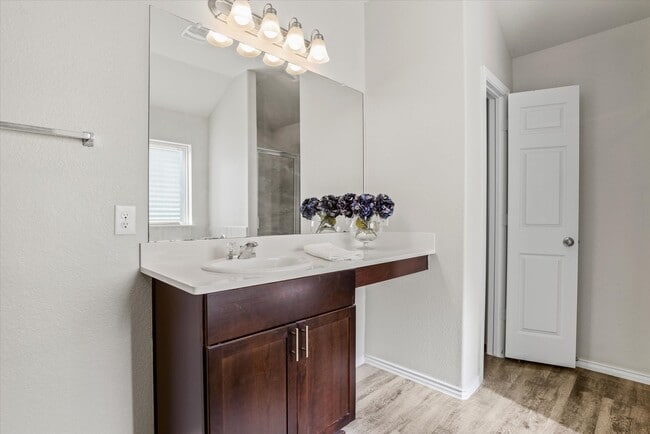 Building Photo - 627-627 E Fairway Lake Dr