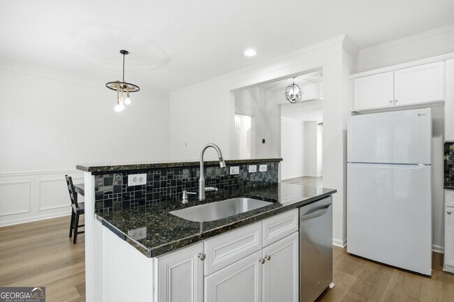 Building Photo - 10851 Alderwood Cove