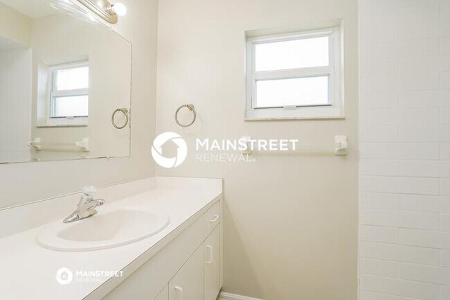 Building Photo - 820 SW 11th Pl