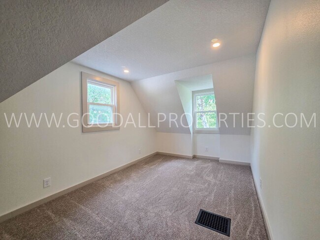 Building Photo - Updated Acreage Retreat with 3-Car Garage Near Granger