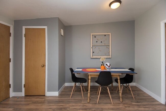 Building Photo - Students Welcome! 3 Bedroom Great Location!