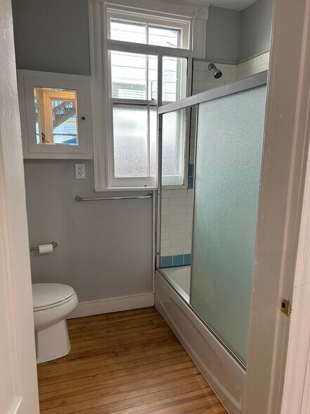 Building Photo - 1103 Oakwood Ave