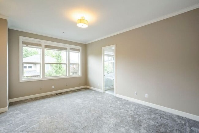 Building Photo - 307 NW Meridian Ridge Ct