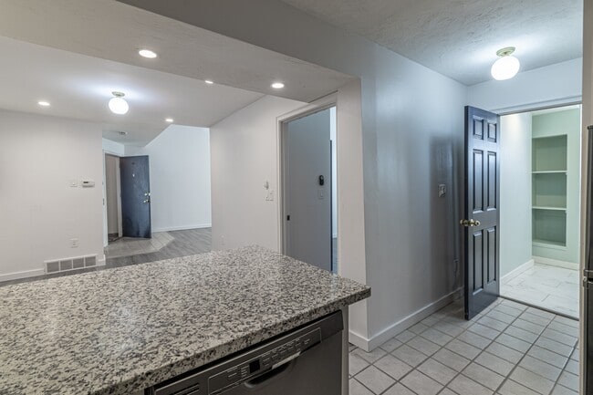 Building Photo - 916 Highview St