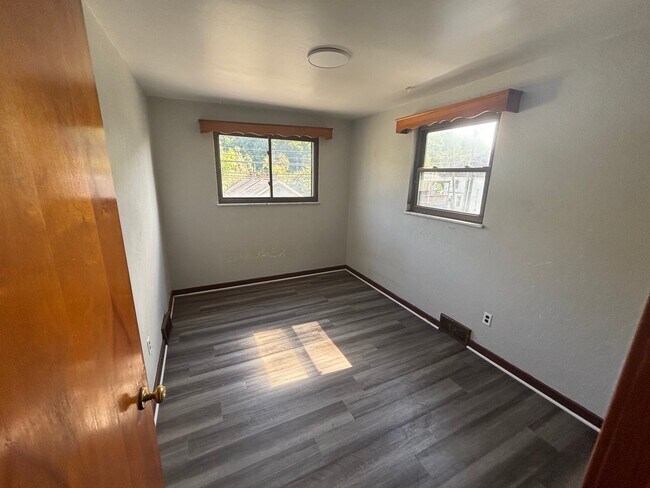 Building Photo - 998 Chartiers Ave