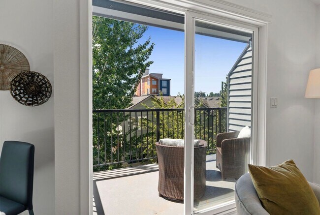 Building Photo - Top Floor 2-Bed Condo with Garage Parking