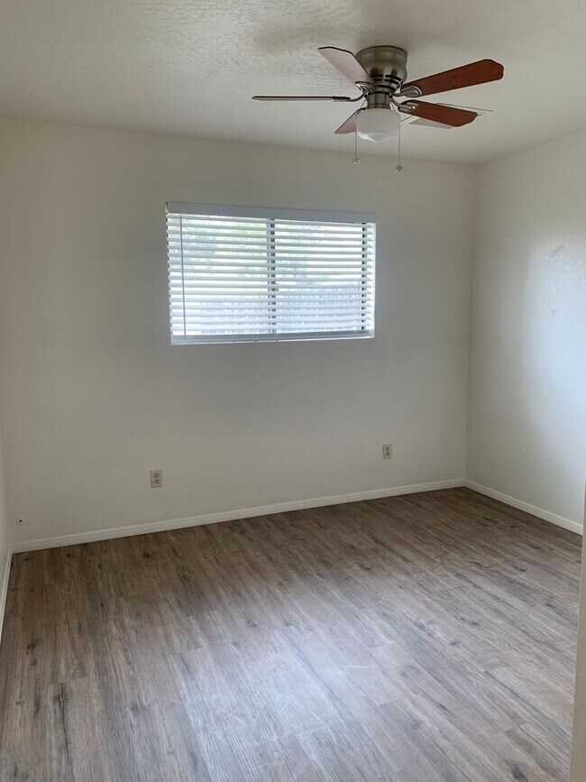 Building Photo - FOUR-PLEX SINGLE LEVEL APARTMENT - CLARKDALE