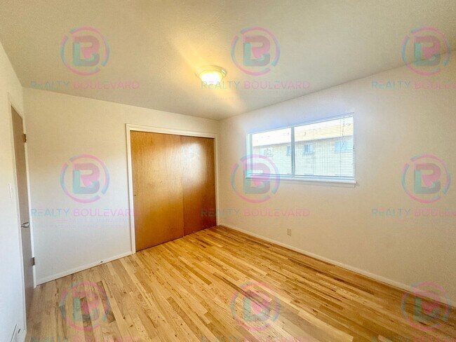 Building Photo - Delightful One-Bedroom + Office Near Idlewild Park