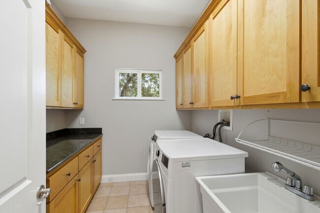 Building Photo - Stunning 5-Bedroom Sunnyvale Home