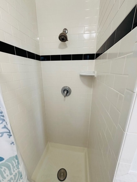 Building Photo - 420 Littleworth Ln