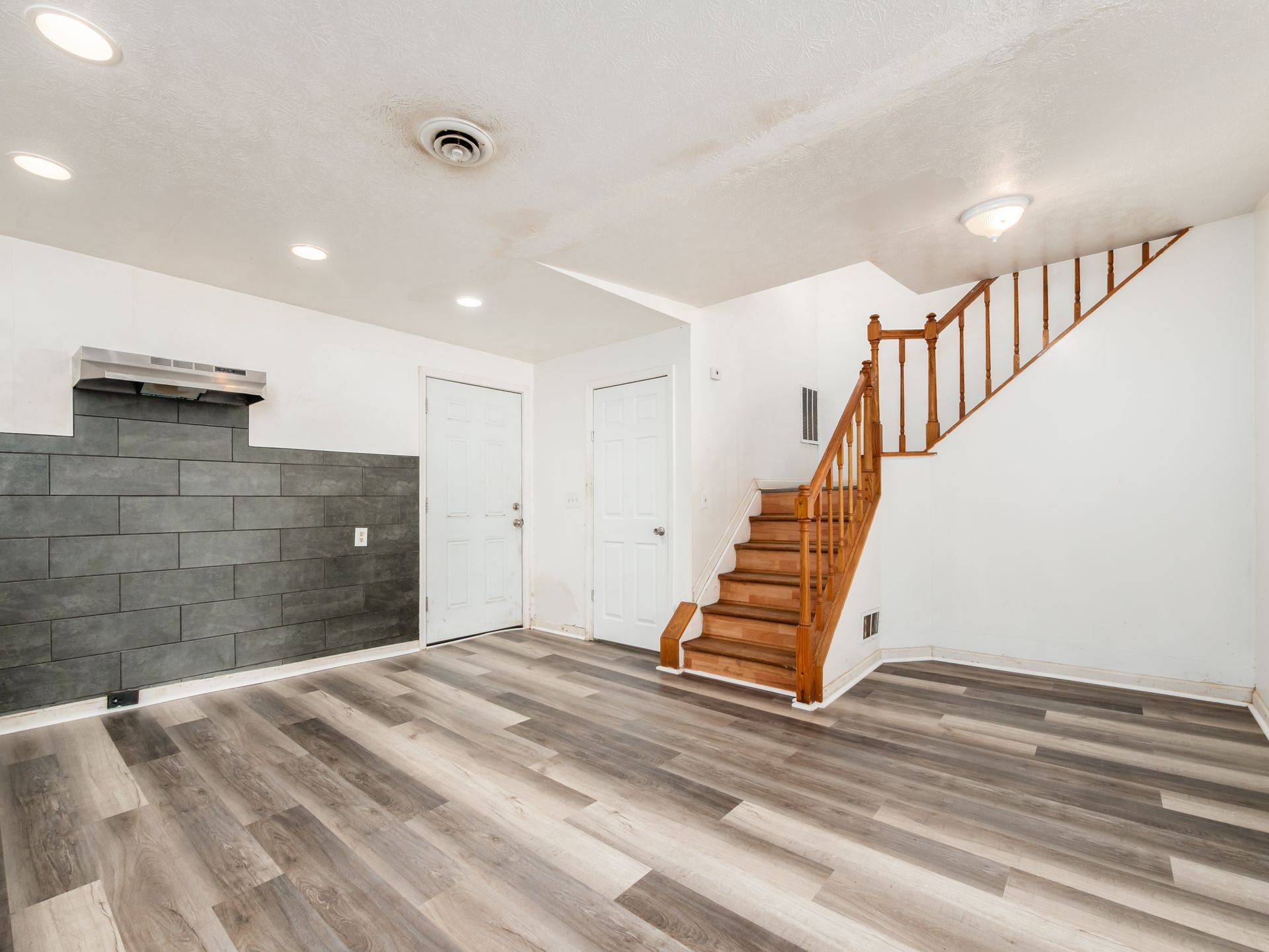 Building Photo - 100 S Oakley Ave