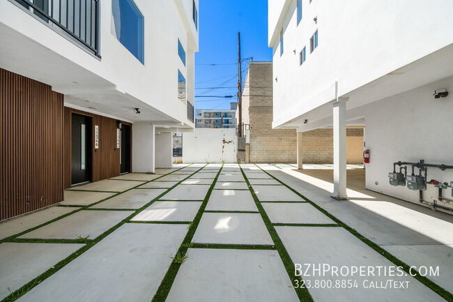 Building Photo - Beautiful Modern Duplex in the heart of No...