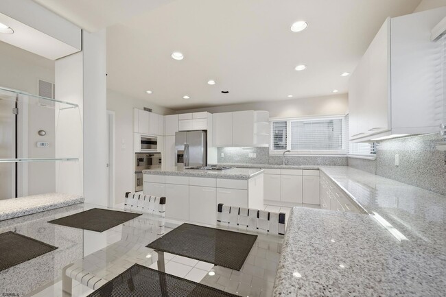 Building Photo - 119 S 11th Ave