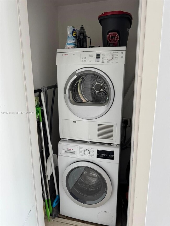 Building Photo - 200 Biscayne Blvd Way