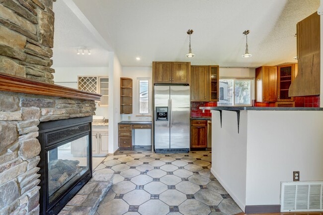 Building Photo - $3,200.00 - 3 Bedrooms, 2 Bathrooms, Singl...