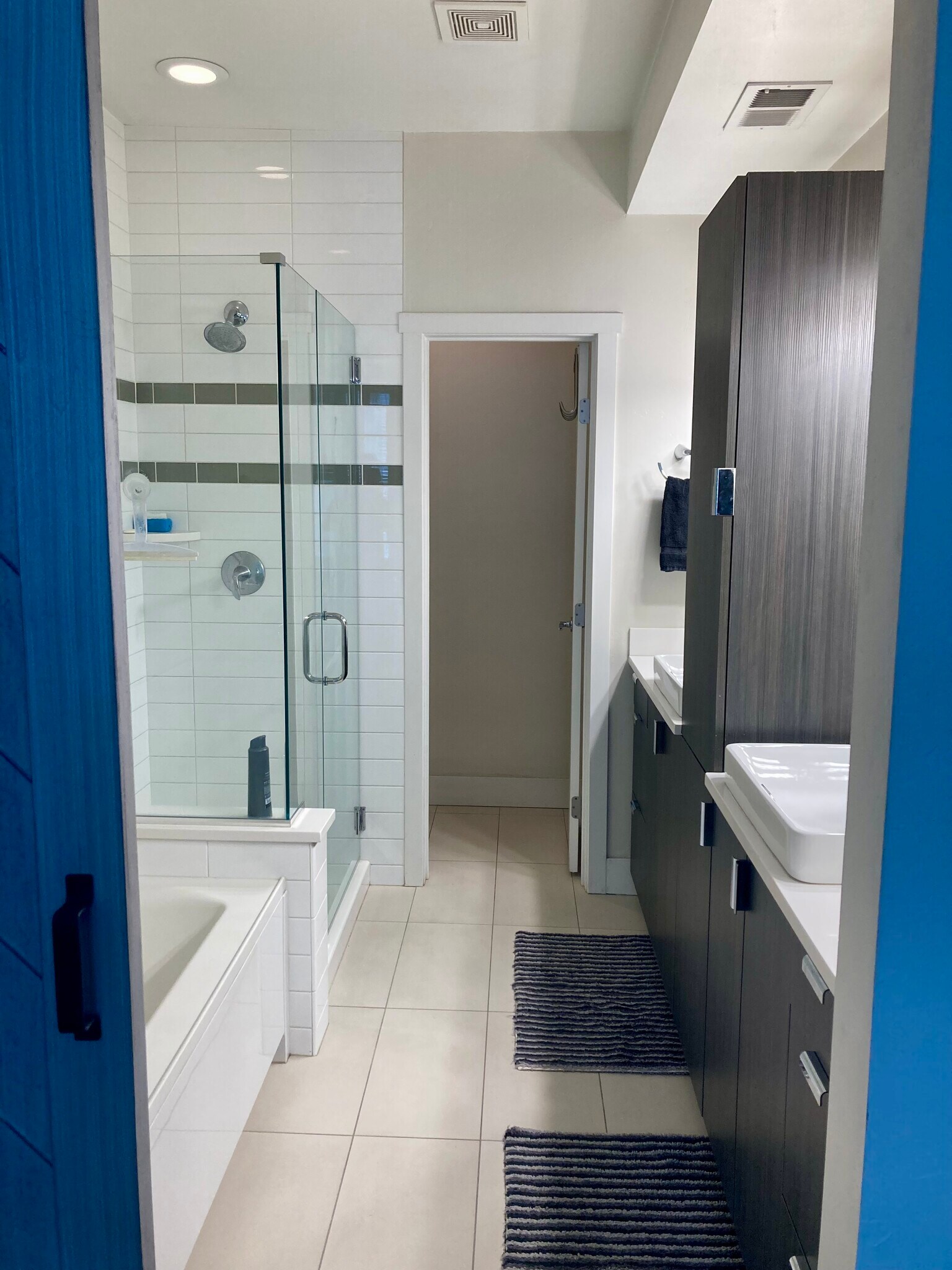 Dual vanities, shower & tub - 2153 N Downing St
