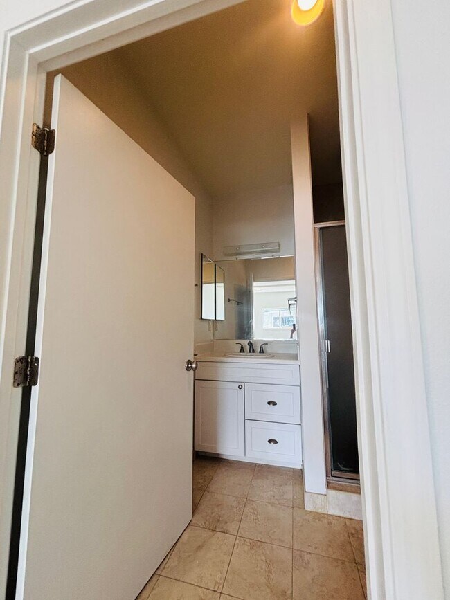 Building Photo - Excellent Studio in Pauoa with Parking