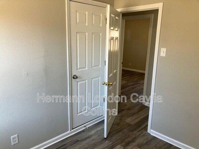 Building Photo - 9840 Medford Dr