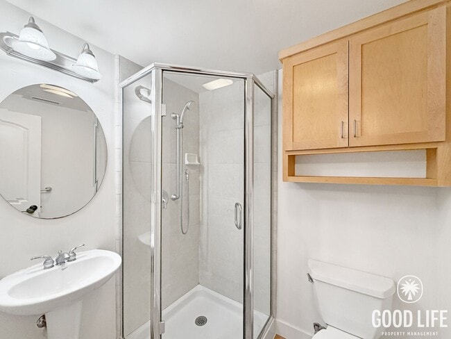 Building Photo - Stunning 3BD/3BA W/ A/C, Attached Garage, and In-Unit Laundry in Pacific Beach!