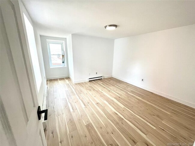 Building Photo - 546 Main St