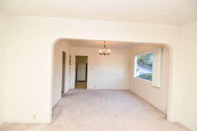 Building Photo - 1368 SE Overlook Ave