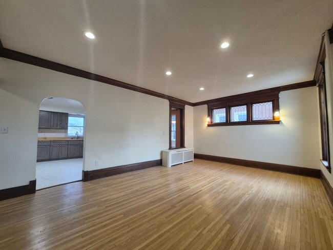 Building Photo - 416 Daly St