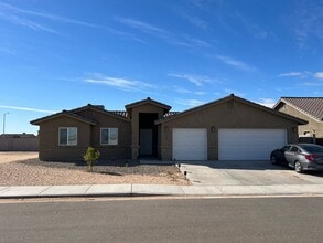 Building Photo - 5 BEDROOM HOME!