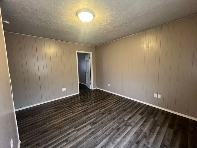 Building Photo - 2323 US-65