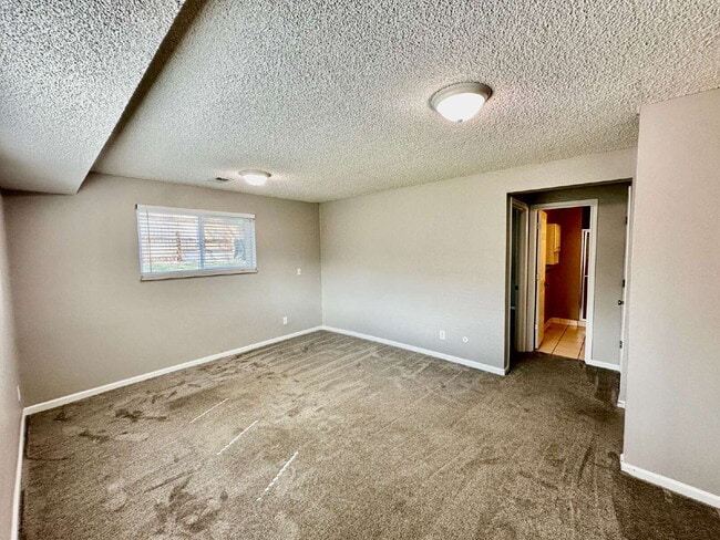 Building Photo - AVAILABLE OCTOBER! Wonderful 3 bed/2 bath ...