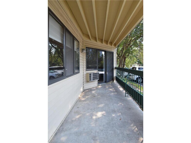 Building Photo - 7635 Edinborough Way