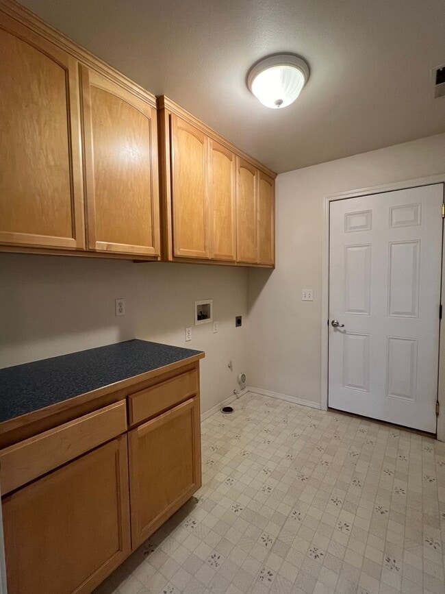 Building Photo - Open Concept Living Close to Downtown Gran...