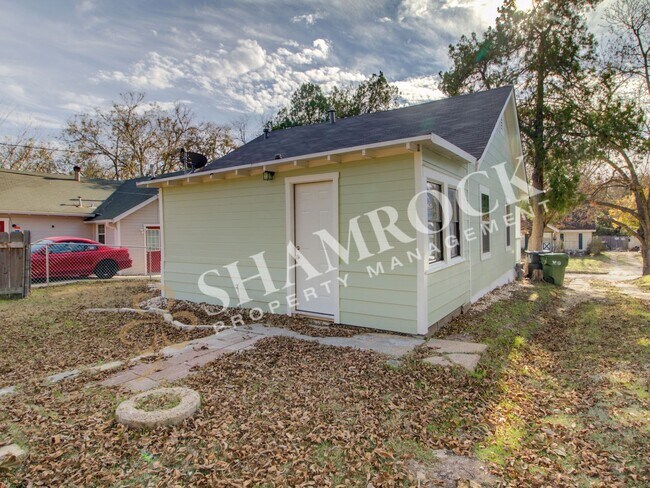 Building Photo - 2/1 Waco ISD House