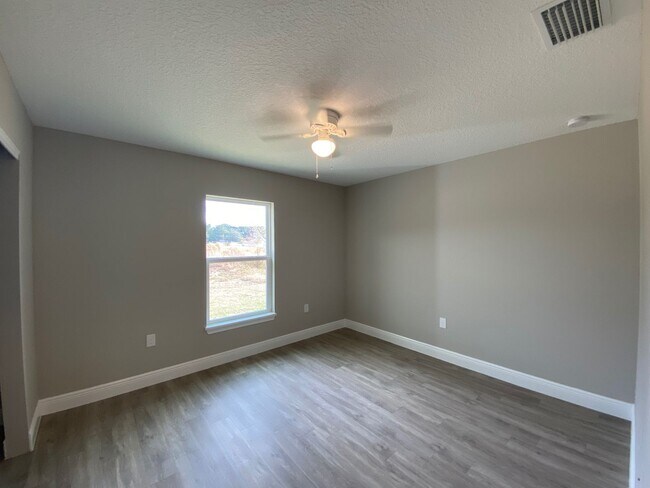 Building Photo - Silver Spring Shores - 3/2/2  **Won't Last***