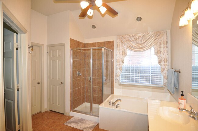 Building Photo - COMING SOON! Stunning 4-2-2 in Ft. Worth –...