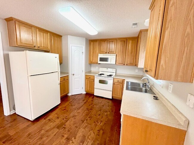 Building Photo - Coming soon! 10/10 Charming 3-bedroom bric...