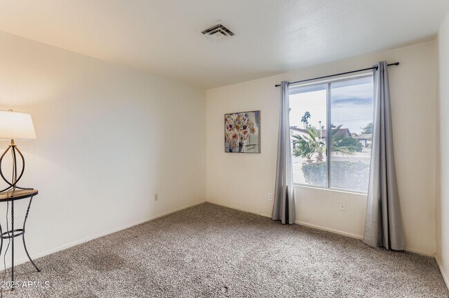 Building Photo - 1619 W El Alba Way