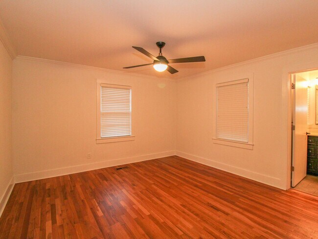 Building Photo - Downtown Athens! Walk to Athens State University! Lawn Care included!