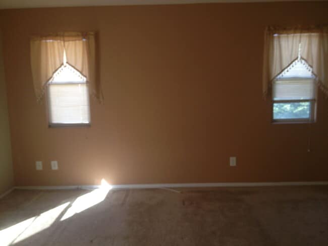 Building Photo - 3 Bed/2.5 bath. All Tile Downstairs. Open ...