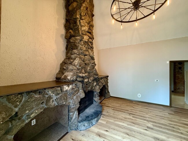 Building Photo - 2 Bed 1 Bath with a 2 Room Loft - Section ...